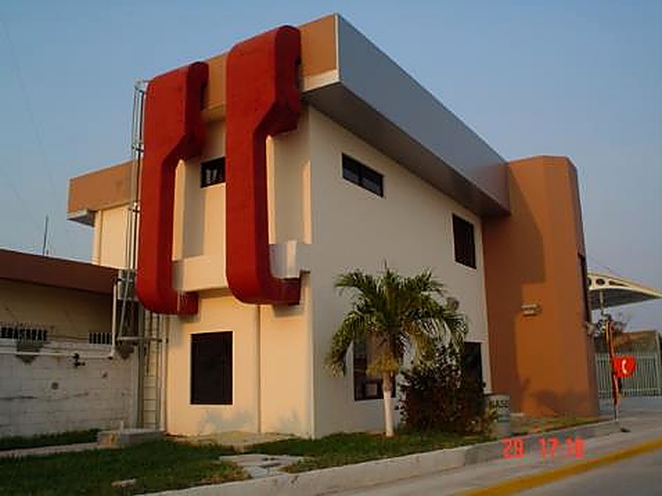 Fachada principal y acceso vehicular