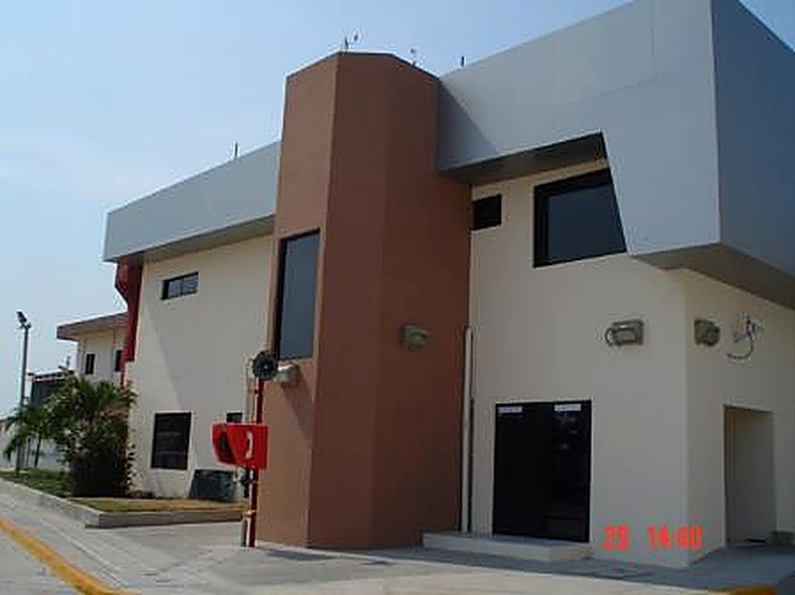 Construcción de fachada principal