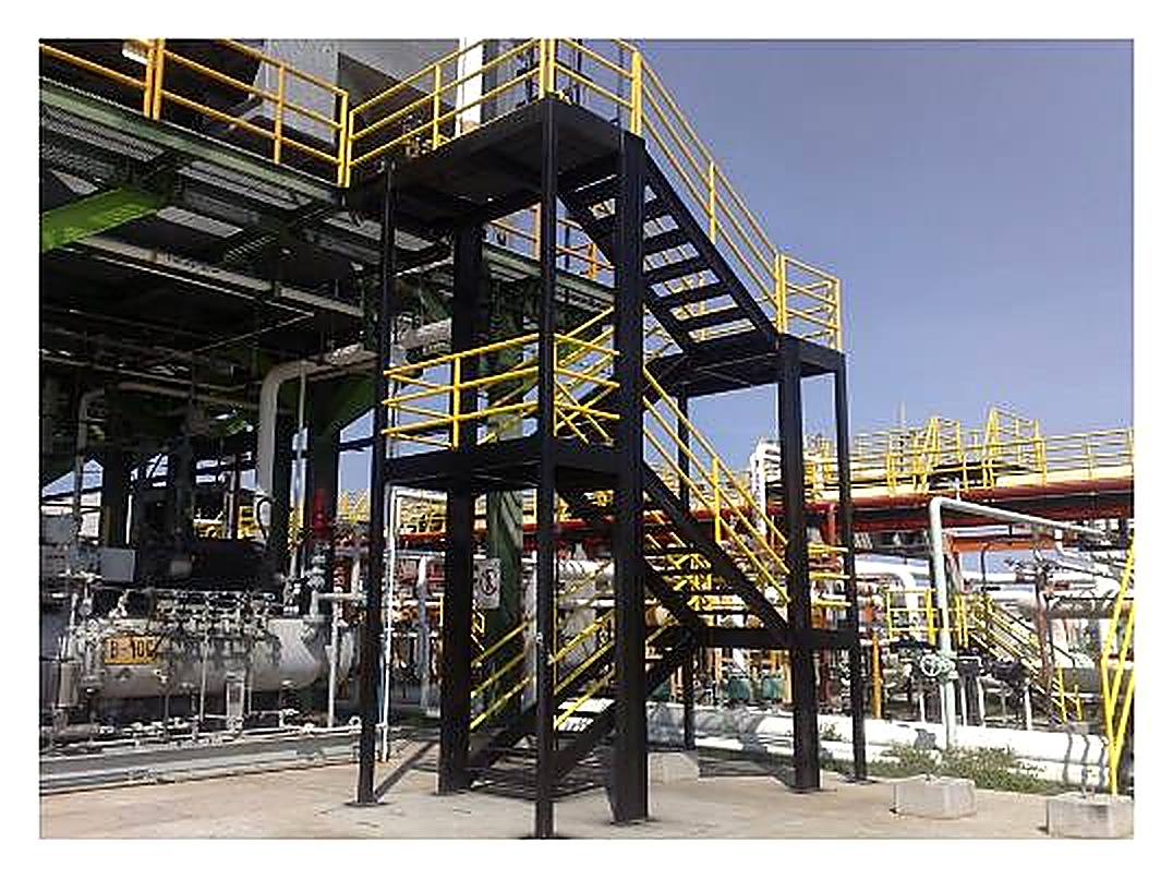 Plataforma metálica instalada para acceso operativo