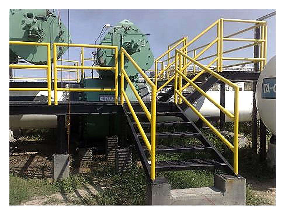 Escalera metálica y plataforma de acceso